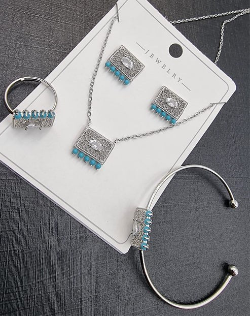طقم المجوهرات الفضي بالكريستال