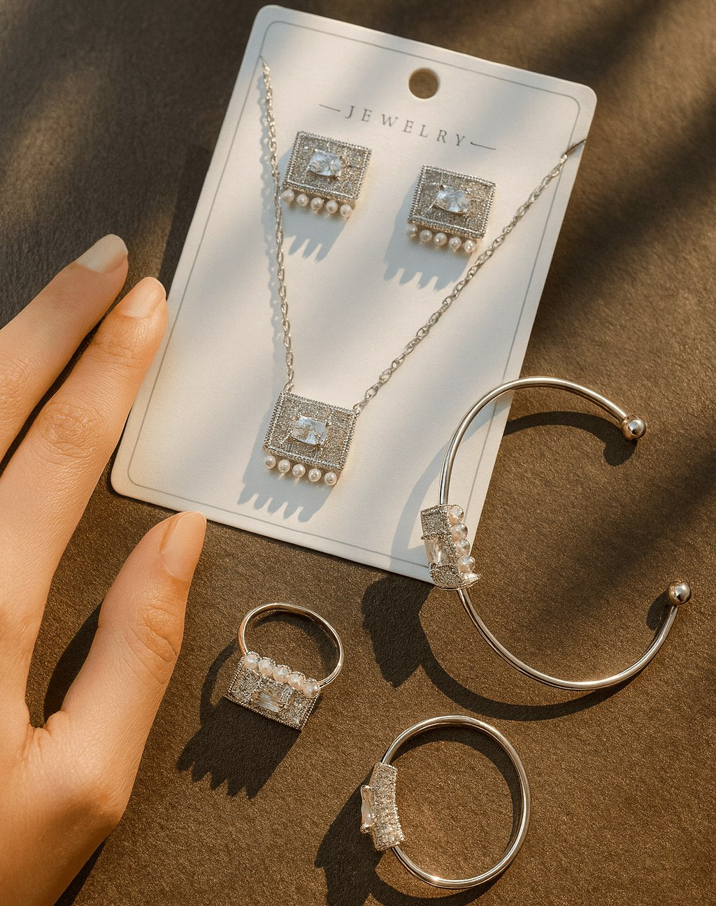 طقم المجوهرات الفضي بالكريستال