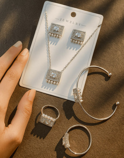 طقم المجوهرات الفضي بالكريستال